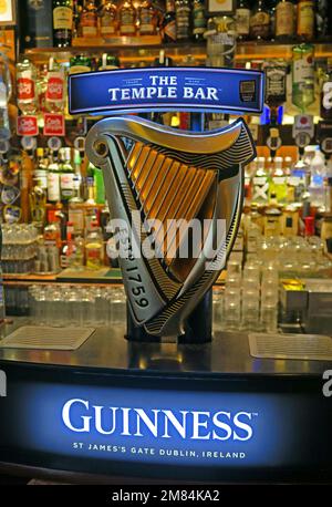 Robinet en forme de harpe signé Guinness au Temple Bar, Dublin, est 1840, 47-48 Temple Bar, Dublin 2, D02 N725, Eire, Irlande Banque D'Images