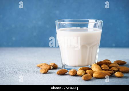 Lait non laitier, lait d'amande, produit végétalien. Banque D'Images