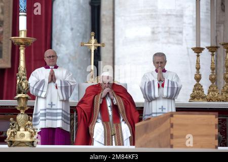 Le pape François célèbre la messe funéraire de feu le pape Benoît XVI à Saint-Benoît Place Pierre au Vatican Banque D'Images