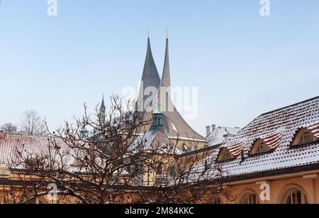 Prague - 15 décembre : vue sur l'abbaye bénédictine Emmaus avec les tours de l'église la Sainte Vierge Marie et Sainte-Marie Jérôme sur 15 décembre 2022 en Pr Banque D'Images