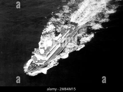 Une vue aérienne de l'avant-port d'un navire soviétique de collecte de renseignements de la classe Balzam est en cours. Pays : inconnu Banque D'Images
