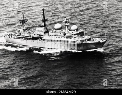 Une vue aérienne à tribord d'un navire soviétique de collecte de renseignements de classe Balzam est en cours. Pays : inconnu Banque D'Images