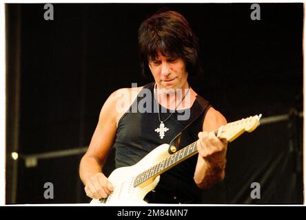 Jeff BECK, légende de la guitare, soutient Sting jouant au château de Cardiff au pays de Galles, Royaume-Uni, 27 juillet 2001. Photo: Rob Watkins Banque D'Images