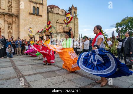 Les danseurs de Canatera avec leurs paniers de fleurs se produisent lors d'une célébration de mariage à l'église de Saint-Domingue à Oaxaca, au Mexique. Banque D'Images