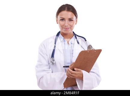 Comme Portrait d'un beau jeune médecin tenant un presse-papiers et souriant sur fond blanc. Banque D'Images