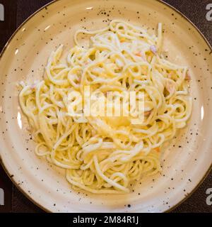 portion de spaghetti carbonara sur une assiette dans un restaurant. vue de dessus Banque D'Images