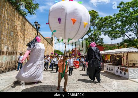 Un farolero et des monos de calenda mènent le défilé de mariage à l'église de Saint-Domingue à Oaxaca, au Mexique. Ces marionnettes, les monos de calenda ou le moine de parade Banque D'Images