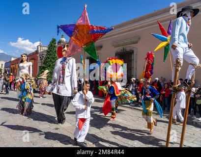 Des danseurs se produisent pour une fête de mariage devant l'église Sangre de Cristo à Oaxaca, au Mexique. Banque D'Images