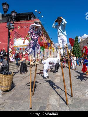 Les danseurs Zancudos de Zaachila stilt se produisent pour une fête de mariage devant l'église Sangre de Cristo à Oaxaca, au Mexique. Banque D'Images