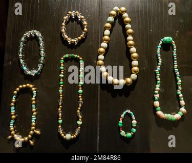 Colliers et bracelets d'or, jade, turquoise et cristal. Musée des cultures d'Oaxaca, Oaxaca, Mexique. De Tomb 7 à Monte AlbanLate Postclassic P Banque D'Images