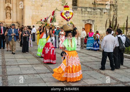 Les danseurs de Canatera dansent avec leurs paniers de fleurs lors d'une célébration de mariage à l'église de Saint-Domingue à Oaxaca, au Mexique. Banque D'Images