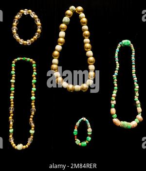 Colliers et bracelets d'or, jade, turquoise et cristal. Musée des cultures d'Oaxaca, Oaxaca, Mexique. De Tomb 7 à Monte AlbanLate Postclassic P Banque D'Images