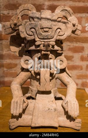 Céramique préhispanique Zapotec Funigy-urne funéraire de Cocijo, le dieu de la pluie, dans le Musée de la culture Oaxacan, Oaxaca, Mexique. Cocijo est typiquement sh Banque D'Images