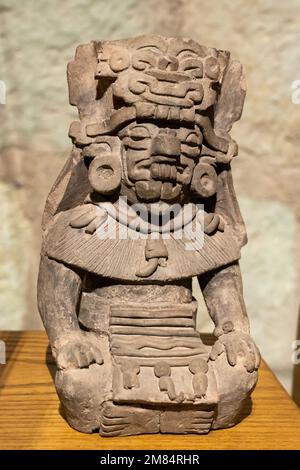 Céramique préhispanique Zapotec Funigy-urne funéraire de Cocijo, le dieu de la pluie, dans le Musée de la culture Oaxacan, Oaxaca, Mexique. Cocijo est typiquement sh Banque D'Images