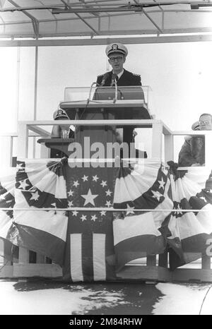 Le capitaine Paul L. Callahan, commandant (bleu) du sous-marin de missiles stratégiques à propulsion nucléaire USS ALASKA (SSBN 732), parle pendant la mise en service du navire. Base : base navale sous-marine, New London État : Connecticut (CT) pays : États-Unis d'Amérique (USA) Banque D'Images