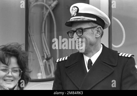 Le capitaine Paul L. Callahan, commandant (bleu) du sous-marin de missiles stratégiques à propulsion nucléaire USS ALASKA (SSBN 732), assiste à la mise en service du navire. Base : base navale sous-marine, New London État : Connecticut (CT) pays : États-Unis d'Amérique (USA) Banque D'Images
