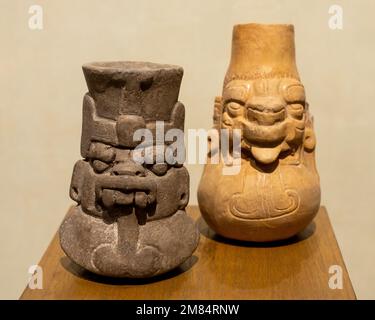 Deux urnes funéraires préhispanique en céramique Zapotec de Cocijo, le dieu de la pluie, dans le Musée de la culture Oaxacan, Oaxaca, Mexique. Banque D'Images