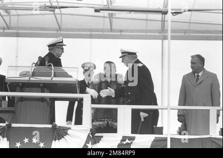 Le Vice-amiral Bernard M. Kauderer, commandant de la Force sous-marine de la flotte de l'Atlantique des États-Unis, à droite, félicite le Capitaine Paul L. Callahan, commandant (bleu) du sous-marin de missiles stratégiques à propulsion nucléaire USS ALASKA (SSBN 732), à sa prise de commandement. Base : base navale sous-marine, New London État : Connecticut (CT) pays : États-Unis d'Amérique (USA) Banque D'Images