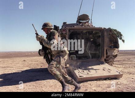 Des soldats des 2nd BN., 41st Inf., 2nd Armored Div. Quittent un véhicule de combat d'infanterie M-2 Bradley lors d'une démonstration d'une manœuvre de défense d'équipe de compagnie dans la zone d'entraînement d'Antelope Mound. Base: Fort Hood État: Texas (TX) pays: États-Unis d'Amérique (USA) Banque D'Images