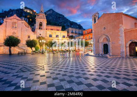 Taormina, Sicile, Italie. Image du paysage urbain de la ville pittoresque de Taormine, Sicile avec la place principale Piazza IX Aprile et l'église San Giuseppe au coucher du soleil. Banque D'Images