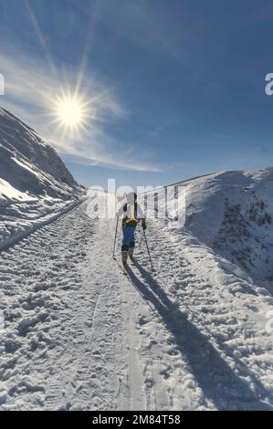 Un enfant avec des skis de montagne sur Une montée sur les Alpes italiennes Banque D'Images