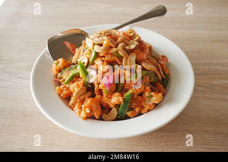 Dans un bol sur la table, salade de légumes frais et de noix Banque D'Images