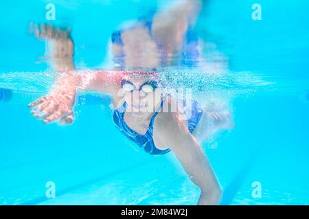 Nagez à votre meilleur. Photo sous l'eau d'une nageuse féminine. Banque D'Images