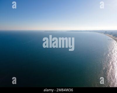 SUNNY BEACH, BULGARIE - 26 DÉCEMBRE 2022: Vue aérienne incroyable de la station balnéaire de Sunny Beach, région de Burgas, Bulgarie Banque D'Images