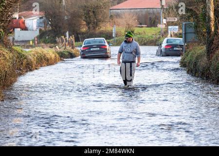 Dunmanway, West Cork, Irlande. 12th janvier 2023. La route Dunmanway à Macroom de R587 a inondé ce matin après une nuit de pluie torrentielle au milieu d'un met Éireann Yellow Weather Warning. Deux voitures ont été abandonnées lors de l'inondation, mais malgré cela, des véhicules ont encore traversé les eaux d'inondation. Photo : Andy Gibson. Crédit : AG News/Alay Live News Banque D'Images