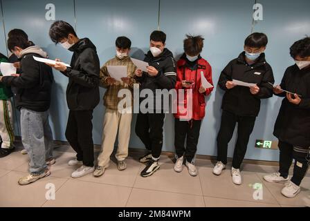 Fuyang, Chine. 12th janvier 2023. Un médecin examine le nez d'un jeune homme avant d'être admis dans l'armée. Ces jeunes veulent devenir soldats, mais ils doivent subir des contrôles physiques stricts et d'autres contrôles avant de pouvoir devenir soldats. (Photo de Sheldon Cooper/SOPA Images/Sipa USA) crédit: SIPA USA/Alay Live News Banque D'Images