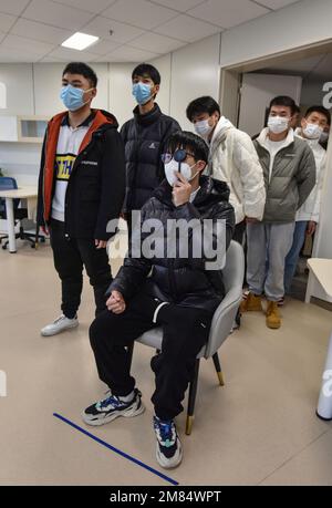 Fuyang, Chine. 12th janvier 2023. Un jeune homme subit un examen de la vision de l'œil avant d'être admis dans l'armée. Ces jeunes veulent devenir soldats, mais ils doivent subir des contrôles physiques stricts et d'autres contrôles avant de pouvoir devenir soldats. (Photo de Sheldon Cooper/SOPA Images/Sipa USA) crédit: SIPA USA/Alay Live News Banque D'Images