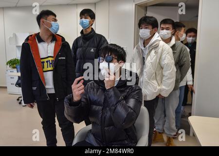 Fuyang, Chine. 12th janvier 2023. Un jeune homme subit un examen de la vision de l'œil avant d'être admis dans l'armée. Ces jeunes veulent devenir soldats, mais ils doivent subir des contrôles physiques stricts et d'autres contrôles avant de pouvoir devenir soldats. (Photo de Sheldon Cooper/SOPA Images/Sipa USA) crédit: SIPA USA/Alay Live News Banque D'Images