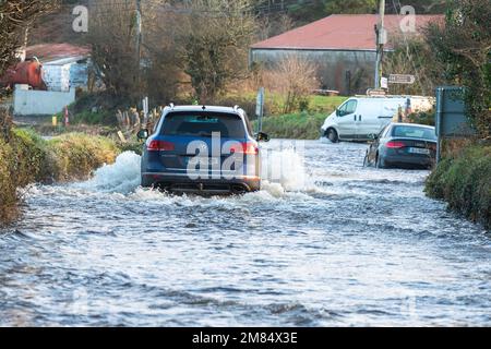 Dunmanway, West Cork, Irlande. 12th janvier 2023. La route Dunmanway à Macroom de R587 a inondé ce matin après une nuit de pluie torrentielle au milieu d'un met Éireann Yellow Weather Warning. Deux voitures ont été abandonnées lors de l'inondation, mais malgré cela, des véhicules ont encore traversé les eaux d'inondation. Photo : Andy Gibson. Crédit : AG News/Alay Live News Banque D'Images