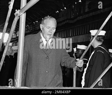 Lawrence A. Smith, président de groupe, Lockheed Marine Systems Group, monte la plate-forme de haut-parleurs pour la mise en service du navire d'atterrissage à quai USS GERMANTOWN (LSD-42). Base: Seattle État: Washington (WA) pays: Etats-Unis d'Amérique (USA) Banque D'Images