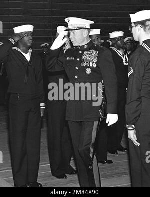 GÉN. Paul X. Kelley, commandant du corps des Marines, salue à l'approche de la plate-forme de haut-parleurs pour la mise en service du navire d'atterrissage USS GERMANTOWN (LSD-42). Base: Seattle État: Washington (WA) pays: Etats-Unis d'Amérique (USA) Banque D'Images