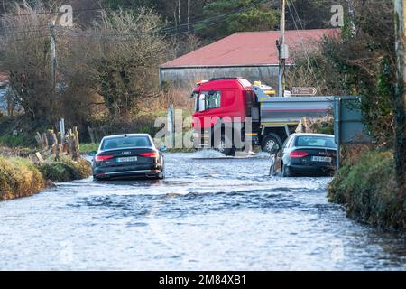 Dunmanway, West Cork, Irlande. 12th janvier 2023. La route Dunmanway à Macroom de R587 a inondé ce matin après une nuit de pluie torrentielle au milieu d'un met Éireann Yellow Weather Warning. Deux voitures ont été abandonnées lors de l'inondation, mais malgré cela, des véhicules ont encore traversé les eaux d'inondation. Photo : Andy Gibson. Crédit : AG News/Alay Live News Banque D'Images