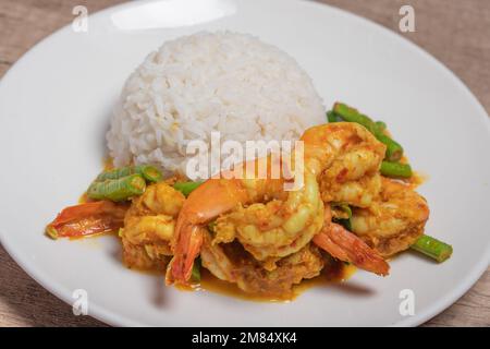 Remuez la pâte de curry de crevettes frites avec les haricots longs Banque D'Images