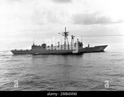 Une vue tribord du frégate de missile guidé USS VANDEGRIFT (FFG-48) est en cours. Pays : inconnu Banque D'Images