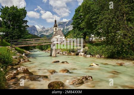 Rue Pfarrkirche Sebastian an dem idylischen Bergbach mit Berge im hintergrund in Ramsau Banque D'Images