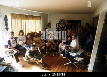 Le Sgt Jeff Hughes, 9th combat support Group, siège avec sa femme et quelques-unes des 42 personnes qu'il et sa famille ont aidées à loger et à nourrir après qu'ils se sont portés volontaires pour rejoindre le programme de base adopter une famille. Le programme a été mis en place; lorsque les membres de la communauté locale ont été laissés temporairement sans abri par les eaux d'inondation de la rivière Yuba. Base: Beale Air Force base État: Californie (CA) pays: États-Unis d'Amérique (USA) Banque D'Images