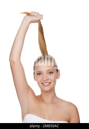 Cheveux forts et sains. Une jeune femme blonde souriant à la caméra tout en étant isolée sur blanc. Banque D'Images