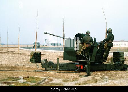 Les membres du Groupe d'artillerie italien de 21st, batterie antiaérienne, MAN un canon antiaérien de 40mm L/70 tout en participant à l'exercice de manœuvres par graviaux, conçu pour tester l'état de préparation opérationnelle des 435th organisations de locataires d'escadre et d'escadre de transport aérien tactique. Objet opération/série: BLUETAIL base: Aviano Air base État: Pordenone pays: Italie (ITA) Banque D'Images