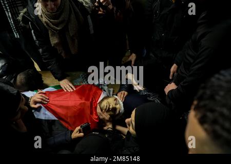 Naplouse, Cisjordanie, Palestine. 12th janvier 2023. Naplouse, Cisjordanie, Palestine. 12 janvier 2023. Les membres de la famille ont fait leurs adieux au palestinien Ahmed Abu Junaid, 21 ans, à l'hôpital Rafidia de la ville de Naplouse, en Cisjordanie. Ahmed a succombé à sa blessure après avoir été abattu lors d'affrontements à la suite d'un raid des forces israéliennes dans le camp de Balata à Naplouse mercredi matin. Ahmed Abu Junaid est considéré comme membre de la Brigade de Balata à Naplouse (Credit image: © Mohammed Turabi/IMAGESLIVE via ZUMA Press Wire) USAGE ÉDITORIAL SEULEMENT! Non destiné À un usage commercial ! Banque D'Images