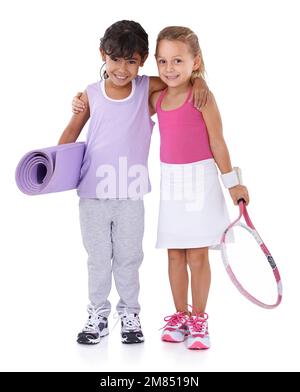 Vivre une vie saine dès le départ. Portrait de deux jolies petites filles dans des vêtements de sport isolés sur blanc. Banque D'Images