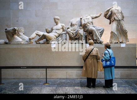 Londres, Royaume-Uni 12 janvier 2023 visiteurs regardant des expositions du Parthénon dans les Galeries du Parthénon au British Museum. George Osborne, ancien chancelier du Royaume-Uni et aujourd'hui président des fiduciaires du British Museum, aurait négocié le rapatriement à Athènes des marbres Parthénon de 2 500 ans. L’accord conclu avec le Premier ministre grec, Kyriakos Mitsotakis, n’est pas encore finalisé. Mais on pense que les sculptures quitteront Londres plus tôt que plus tard et il est prévu que le British Museum reçoive des objets anciens en échange. Au début du 19th siècle, le Banque D'Images