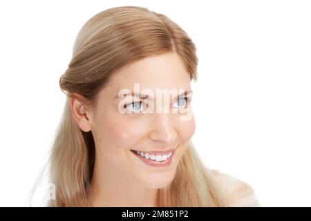 Sa beauté parle d'elle-même. Photo en studio d'une jeune femme attrayante isolée sur blanc. Banque D'Images