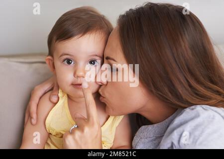 Shes mummys petit ange. un adorable petit bébé et sa mère partagent un moment mignon. Banque D'Images