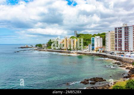 Ville de Salvador à Bahia avec ses bâtiments à côté de la mer et la baie de Todos os Santos Banque D'Images