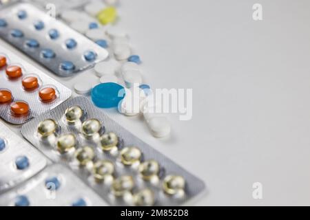 Pilules ou médicaments photo de fond. Comprimés et comprimés dans les plaquettes thermoformées en plastique. Photo de concept médical ou médical avec espace de copie. Banque D'Images