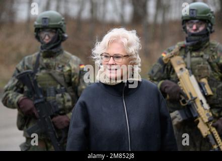 Marienberg, Allemagne. 12th janvier 2023. Christine Lambrecht (SPD), ministre fédérale de la Défense, passe devant les soldats lors d'une visite au bataillon d'infanterie blindée de 371 à la caserne d'Erzgebirge. En plus de la présentation de la performance des soldats d'infanterie blindés avec leurs véhicules de combat d'infanterie Marder, le ministre veut avant tout s'entretenir avec les soldats déployés pour la Force de réaction rapide de l'OTAN (FJT). Crédit : Robert Michael/dpa/Alay Live News Banque D'Images